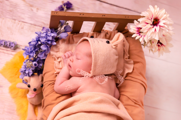 Bebé dormido en cuna de flores