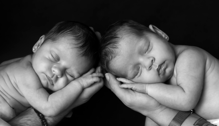 Bebés dormidos en las manos de su padre